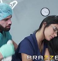 Doctors Adventure Doctor Golpea A La Enfermera Mientras El Paciente Está Inconsciente Brazzers - PelisXXX.me