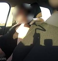 Extraño Atrapó A Mi Esposa Chupando Una Polla En El Auto En El Estacionamiento De La Escuela Misscreamy - PelisXXX.me