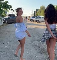 Dos Chicas Caminan En Público Sin Bragas Y Muestran Coños - PelisXXX.me