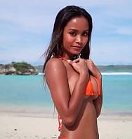 Putri Cinta Stripping On A Beautiful Tropical Beach - PelisXXX.me