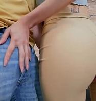 Culo Ancho Crack Enorme Cameltoe Flaco Bebé Vistiendo Pantalones Ajustados - PelisXXX.me