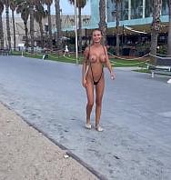 La Depravada Monika Fox Desnuda En La Playa De Barcelona - PelisXXX.me