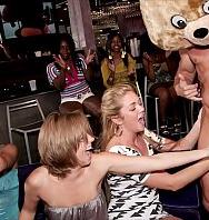 Dancing Bear Grupo De Mujeres Cachondas Siendo Folladas Por Strippers Masculinos - PelisXXX.me