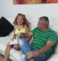 Padrastro Caliente Folla A La Pequeña Bony Y La Pone A Mamar Su Enorme Polla. - PelisXXX.me
