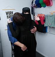 Oficial Confronta A Joven Ladrona De Tiendas Con Hijab Sobre Su Crimen Lifterhub - PelisXXX.me