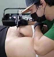 Artista Del Tatuaje Seduce Y Se Folla A Su Cliente Mientras Le Hace Un Creampie - PelisXXX.me