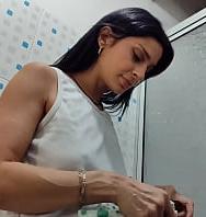 Mi Empleada De Servicios Le Haces Aseo Al Baño Desnuda !!! Ambar Porque Estas Desnuda Haciendo Limpieza?? Es Que Quiero Que Me Folles - PelisXXX.me