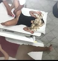 Masaje Erotico En El Cuerpo De La Hermosa Esposa Al Lado De Su Marido En El Salon De Masajes En Pareja Quedo Grabado Como La Esposa Es Manipulada Por El Medico Y Luego Follada Al Lado De Su Marido Ntr - PelisXXX.me