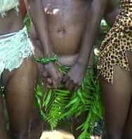 Dos Niñas De Una Tribu Africana Se Divierten Con El Jefe De La Aldea En Medio Del Bosque. - PelisXXX.me