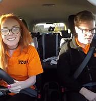 Escuela De Conducción Falsa: La Pelirroja Británica Ella Hughes Se Deja Follar El Coño Perfecto Durante Una Clase De Conducción. - PelisXXX.me