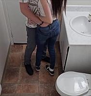 Estudiante Follada En El Baño De La Escuela - PelisXXX.me