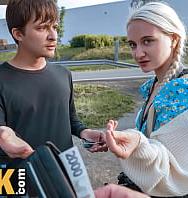 Hunt4k. La Rubia Estaba Muy Triste, Así Que Hunter Le Ofreció Diversión Y A Ella Le Encantó Montar Su Enorme Polla. - PelisXXX.me