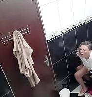 Pagó Para Filmar A La Lesbiana Chupando Y Follando En El Baño Del Bar. - PelisXXX.me