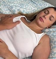 ¡shh! ¡no Grites! Su Padrastro Se Folla A Su Hijastra, Mientras Su Madrastra Está Al Lado. - PelisXXX.me
