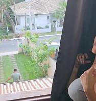 Dei Pro Amigo Do Meu Marido Enquanto Ele Estava No Quintal Cortando Grama E Conversando Comigo. - PelisXXX.me