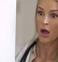 La Doctora Rubia Caliente Emma Hix Encuentra A Un Paciente Masturbándose En Su Oficina Y Necesitaba Saber Más - PelisXXX.me