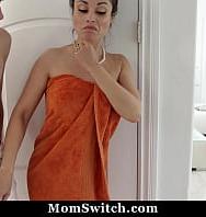 , La Excusa Perfecta Para Que Dos Madrastras Calientes Interc A Sus Hijastros Momswitch - PelisXXX.me