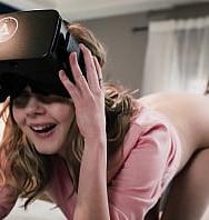 Pequeña Hijastra De 18 Años Recibió Un Visor De Realidad Virtual De Sus Padrastros - PelisXXX.me