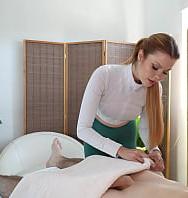 Mi Jefe Tetona Me Da Un Masaje Con Aceite En La Polla - PelisXXX.me