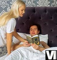 Porn. Durante La Cena, La Chica Le Da Una Mamada A Su Hermanastro Seguida De Sexo En La Cama - PelisXXX.me