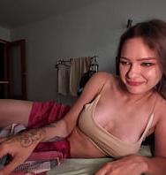 Pov: Compartiendo Cama Con Su Madrastra. Al Principio Bromea, Pero En Ese Momento No Puede Controlarse. - PelisXXX.me