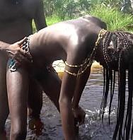 Una Chica Africana Delgada Y Caliente Ni Siquiera Se Sorprende De Que La Follen Inesperadamente Mientras Se Baña Al Aire Libre En El Bosque. - PelisXXX.me
