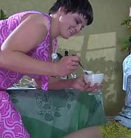 Milf Cachonda Se Folla A Un Joven Y Se Come Su Semen Con Helado - PelisXXX.me