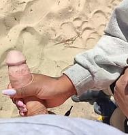 Mujer Embarazada Es Abandonada Por Su Marido Y Masturba A Un Desconocido En La Playa Sin Que él Lo Sepa Hasta Sacarle Toda La Leche Como Una Ninfómana E Incluso Le Deja Tocar Sus Grandes Pechos - PelisXXX.me