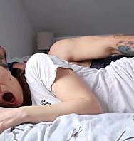 Padrastro Confunde Accidentalmente A Su Hijastra Con Su Esposa, Dejándola Cubierta De Leche - PelisXXX.me