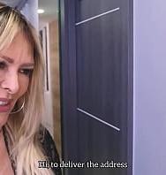 Rubia Madura Ofrece Dinero A Un Repartidor Por Sexo Monique Fuentes - PelisXXX.me