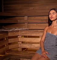 ¡sexo Caliente En La Sauna! Jovencita De Tetas Pequeñas Intenta Seducir A Un Desconocido. - PelisXXX.me