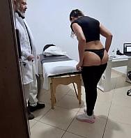 Una Milf Se Deja Tocar Por El Proctólogo Durante Un Examen Anal. - PelisXXX.me