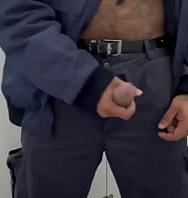 Guardia De Seguridad Eyaculó Sobre Su Uniforme De Trabajo En Un Baño Público. - PelisXXX.me