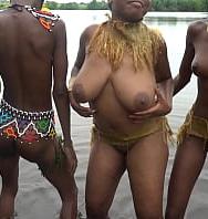Imágenes Documentales Sin Editar Con Tres Niñas De Una Tribu Africana Bailando En El Río Del Bosque. - PelisXXX.me