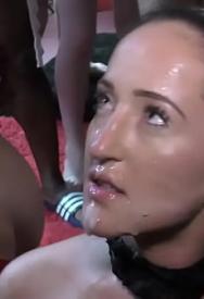 Puta Chupando Pollas Durante Una Mamada - PelisXXX.me