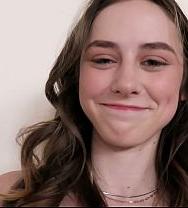 La Pequeña Y Tímida Novata Daisy Prueba Su Primer Porno - PelisXXX.me