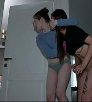 Espié A Mis Padrastros Y Decidí Probarlo Con Mi Hermanastra. - PelisXXX.me