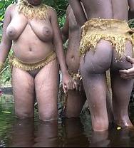 Este Afortunado Aldeano Africano Tiene Una Flaca Y Una Tetona Zorra Para Follar Cuando Quiera. - PelisXXX.me