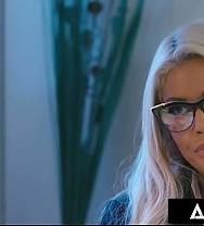 Girlsway La Ceo Rival, Bridgette B, Exige Sexo A Su Rival Reagan Foxx Para Sellar El Acuerdo De Fusión. - PelisXXX.me