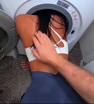 Hermanastra Atrapada Follada Por Su Hermanastro En La Lavadora Y Recibe La Carga En La Boca. - PelisXXX.me