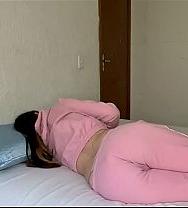 Hijastra En Pijama Masturbando Su CoÑo Mojado Para Su Padrastro - PelisXXX.me