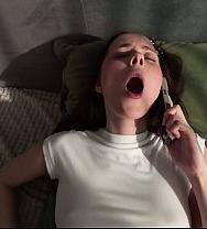 La Hermanastra Engañó A Su Novio Durante Una Llamada Telefónica. - PelisXXX.me