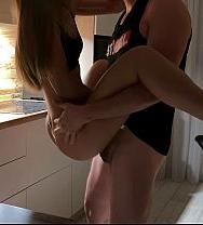 Se Acostó Apasionadamente Con Una Modelo De Fitness En La Cocina. - PelisXXX.me