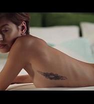 Una Chica Tatuada Se Excita Con Su Coño Mojado, Cubriéndolo De Fruta En Sus Tetas Y Su Polla. - PelisXXX.me