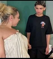 Una Madrastra Traviesa Obliga A Su Hijastro A Untarle Aceite Por Todo El Cuerpo Y A Follarle El Culo A Gusto. - PelisXXX.me