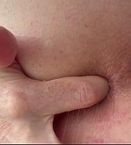 Una Milf Rubia Estira Su Apretado Culo Con Tres Dedos Y Eyacula Con . - PelisXXX.me