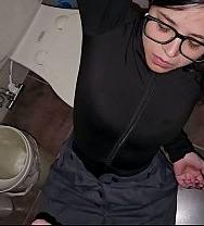 Así Que Mi Prima Política Y Yo Vamos Al Baño A Buscar La Leche Mientras Mi Familia Se Pelea Por La Tierra. - PelisXXX.me