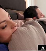 Devils Film Lucy Lotus Esconde A Su Amante Bajo Una Manta Para Practicarle Sexo Oral A Escondidas Mientras Su Marido Está Al Acecho. - PelisXXX.me