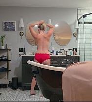 El Hijastro Fue Sorprendido Mirando A Su Madrastra Ducharse. - PelisXXX.me