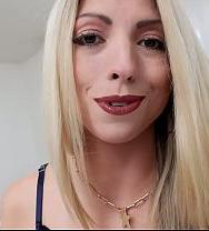 Ella Le Entrega El Control Remoto A Su Hijastro Y Luego Se Arrodilla. - PelisXXX.me
